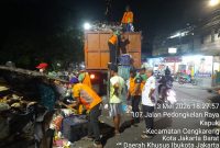 Lurah Kapuk M Arief Budiman saat memimpin kegiatan pembersihan sampah di jalan pedongkelan 