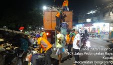 Lurah Kapuk M Arief Budiman saat memimpin kegiatan pembersihan sampah di jalan pedongkelan 