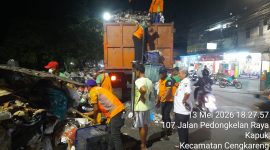 Lurah Kapuk M Arief Budiman saat memimpin kegiatan pembersihan sampah di jalan pedongkelan 