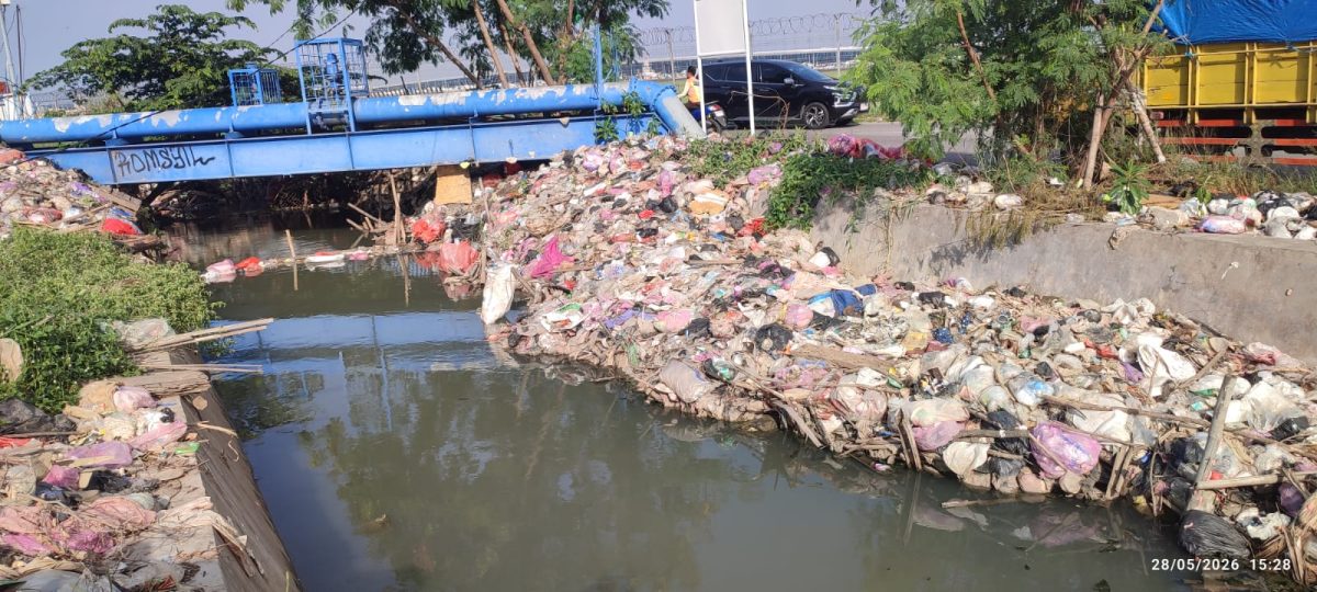 Foto sampah yang menumpuk di bantaran kali Parimeter 