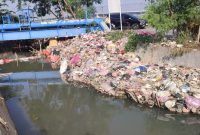 Foto sampah yang menumpuk di bantaran kali Parimeter 