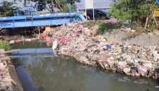 Foto sampah yang menumpuk di bantaran kali Parimeter