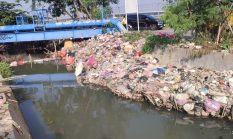 Sampah Menumpuk di Pintu Air Bojong Renged Tangerang, Warga Keluhkan Bau dan Pemandangan Kumuh