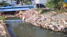 Foto sampah yang menumpuk di bantaran kali Parimeter 