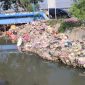 Foto sampah yang menumpuk di bantaran kali Parimeter 