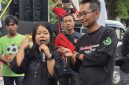Ketua Umum Rumah Berdaya Pengemudi Indonesia RBPI, Ika Rostianti saat menggelar aksi damai di depan gedung Korlantas Polri Jakarta (1/5/2026)