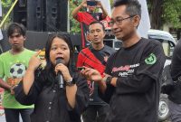 Ketua Umum Rumah Berdaya Pengemudi Indonesia RBPI, Ika Rostianti saat menggelar aksi damai di depan gedung Korlantas Polri Jakarta (1/5/2026)