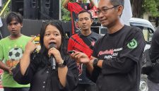 Ketua Umum Rumah Berdaya Pengemudi Indonesia RBPI, Ika Rostianti saat menggelar aksi damai di depan gedung Korlantas Polri Jakarta (1/5/2026)