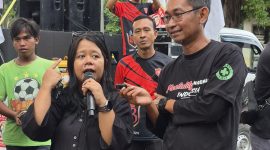 Ketua Umum Rumah Berdaya Pengemudi Indonesia RBPI, Ika Rostianti saat menggelar aksi damai di depan gedung Korlantas Polri Jakarta (1/5/2026)