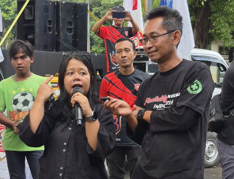 Ketua Umum Rumah Berdaya Pengemudi Indonesia RBPI, Ika Rostianti saat menggelar aksi damai di depan gedung Korlantas Polri Jakarta (1/5/2026)