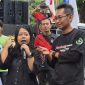 Ketua Umum Rumah Berdaya Pengemudi Indonesia RBPI, Ika Rostianti saat menggelar aksi damai di depan gedung Korlantas Polri Jakarta (1/5/2026)