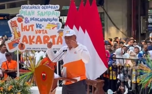 Menteri Lingkungan Hidup Jumhur Hidayat dalam peluncuran gerakan “Jaga Jakarta Bersih, Pilah Sampah