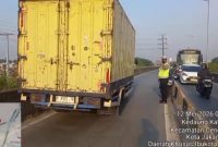 Truk Pecah Ban di Atas Flay Over Pesing Jakarta Barat (Dok.Tmc Polda Metro)