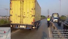 Truk Pecah Ban di Atas Flay Over Pesing Jakarta Barat (Dok.Tmc Polda Metro)