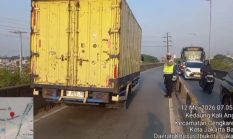 Ada Truk Pecah Ban di Atas Flay Over Pesing, Jalan Daan Mogot Sempat terjadi Kemacetan