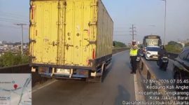 Truk Pecah Ban di Atas Flay Over Pesing Jakarta Barat (Dok.Tmc Polda Metro)
