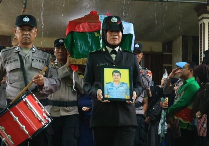 Bripka (Anumerta) Arya Supena, S.H., anggota Polda Lampung, gugur setelah ditembak pelaku pencurian kendaraan bermotor