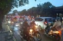 Foto puluhan pemotor melawan arus abaikan keselamatan diri dipintu air Ring Road, Cengkareng (Dok.KOMPAS.com/Ridho Danu Prasetyo))