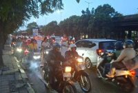 Foto puluhan pemotor melawan arus abaikan keselamatan diri dipintu air Ring Road, Cengkareng (Dok.KOMPAS.com/Ridho Danu Prasetyo))