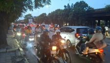 Foto puluhan pemotor melawan arus abaikan keselamatan diri dipintu air Ring Road, Cengkareng (Dok.KOMPAS.com/Ridho Danu Prasetyo))
