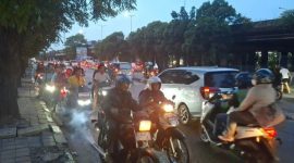 Foto puluhan pemotor melawan arus abaikan keselamatan diri dipintu air Ring Road, Cengkareng (Dok.KOMPAS.com/Ridho Danu Prasetyo))