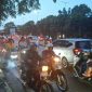 Foto puluhan pemotor melawan arus abaikan keselamatan diri dipintu air Ring Road, Cengkareng (Dok.KOMPAS.com/Ridho Danu Prasetyo))