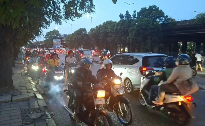 Foto puluhan pemotor melawan arus abaikan keselamatan diri dipintu air Ring Road, Cengkareng (Dok.KOMPAS.com/Ridho Danu Prasetyo))