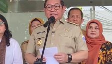 Gubernur DKI Jakarta Pramono Anung saat meresmikan sekaligus meninjau gedung baru Puskesmas Pembantu (Pustu) Meruya Selatan II di Kecamatan Kembangan, Jakarta Barat