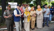 Foto Istimewa Walikota Jakarta Barat Iin Mutmainnah saat meninjau pilah sedekah sampah di Kelurahan Meruya Selatan, Kecamatan Kembangan, Jakarta Barat, Senin (18/5/2026). 