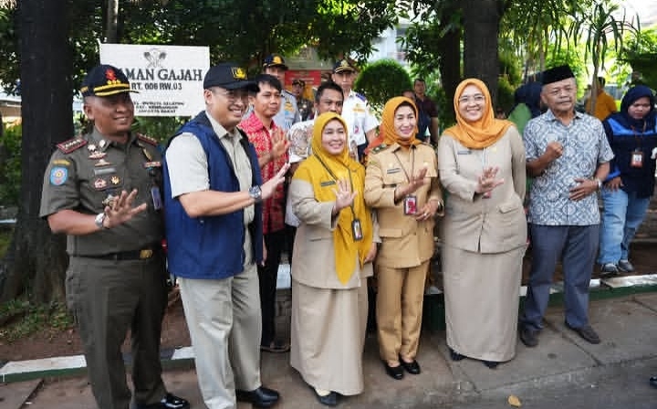 Foto Istimewa Walikota Jakarta Barat Iin Mutmainnah saat meninjau pilah sedekah sampah di Kelurahan Meruya Selatan, Kecamatan Kembangan, Jakarta Barat, Senin (18/5/2026). 