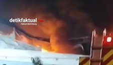 Gudang plastik terbakar di Jalan Peternakan Raya,Gang Semut,Kapuk