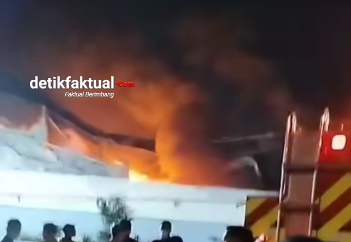 Gudang plastik terbakar di Jalan Peternakan Raya,Gang Semut,Kapuk