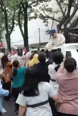 Prabowo Disambut Antusias Warga Saat Kunjungan Kerja di Bandung