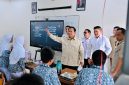 Presiden Prabowo Subianto meninjau langsung pelaksanaan renovasi fasilitas pendidikan di Sekolah Menengah Atas Negeri (SMAN) 1 Cilacap, Kabupaten Cilacap, Provinsi Jawa Tengah. (Foto: BPMI Setpres/Laily Rachev)