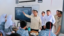 Presiden Prabowo Subianto meninjau langsung pelaksanaan renovasi fasilitas pendidikan di Sekolah Menengah Atas Negeri (SMAN) 1 Cilacap, Kabupaten Cilacap, Provinsi Jawa Tengah. (Foto: BPMI Setpres/Laily Rachev)