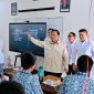 Presiden Prabowo Subianto meninjau langsung pelaksanaan renovasi fasilitas pendidikan di Sekolah Menengah Atas Negeri (SMAN) 1 Cilacap, Kabupaten Cilacap, Provinsi Jawa Tengah. (Foto: BPMI Setpres/Laily Rachev)