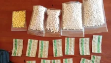 Dari hasil penggeledahan, polisi menyita 100 butir tramadol, 330 pil kuning diduga dextro, serta 6.000 pil putih diduga obat daftar G jenis dobel Y