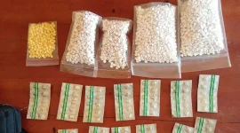 Dari hasil penggeledahan, polisi menyita 100 butir tramadol, 330 pil kuning diduga dextro, serta 6.000 pil putih diduga obat daftar G jenis dobel Y