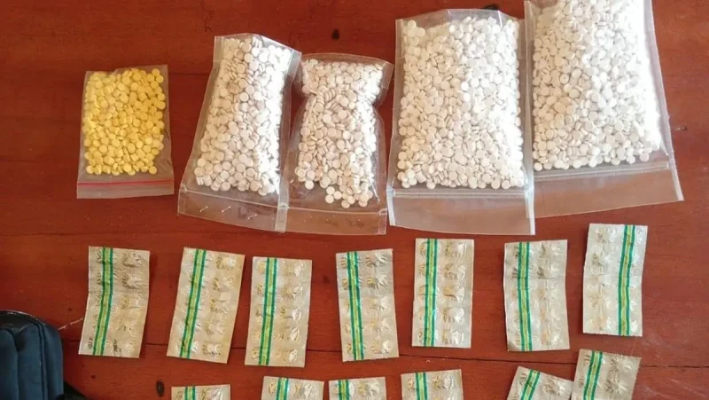 Dari hasil penggeledahan, polisi menyita 100 butir tramadol, 330 pil kuning diduga dextro, serta 6.000 pil putih diduga obat daftar G jenis dobel Y