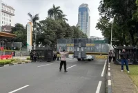 Polisi menutup Jalan Medan Merdeka Selatan arah Tugu Tani, Jakarta Pusat karena ada unjuk rasa mahasiswa, Senin, 15 Juni 2026. (Antara/Lia Wanadriani Santosa)