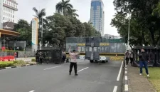 Polisi menutup Jalan Medan Merdeka Selatan arah Tugu Tani, Jakarta Pusat karena ada unjuk rasa mahasiswa, Senin, 15 Juni 2026. (Antara/Lia Wanadriani Santosa)