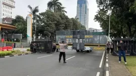 Polisi menutup Jalan Medan Merdeka Selatan arah Tugu Tani, Jakarta Pusat karena ada unjuk rasa mahasiswa, Senin, 15 Juni 2026. (Antara/Lia Wanadriani Santosa)