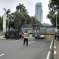 Polisi menutup Jalan Medan Merdeka Selatan arah Tugu Tani, Jakarta Pusat karena ada unjuk rasa mahasiswa, Senin, 15 Juni 2026. (Antara/Lia Wanadriani Santosa)