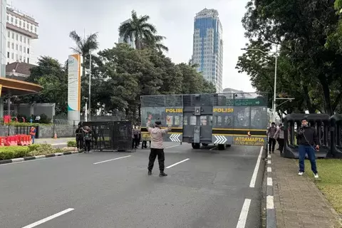 Polisi menutup Jalan Medan Merdeka Selatan arah Tugu Tani, Jakarta Pusat karena ada unjuk rasa mahasiswa, Senin, 15 Juni 2026. (Antara/Lia Wanadriani Santosa)