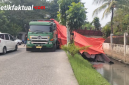 Truk bermuatan besi terperosok dijalan peternakan raya 