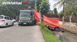 Truk bermuatan besi terperosok dijalan peternakan raya 