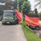 Truk bermuatan besi terperosok dijalan peternakan raya 