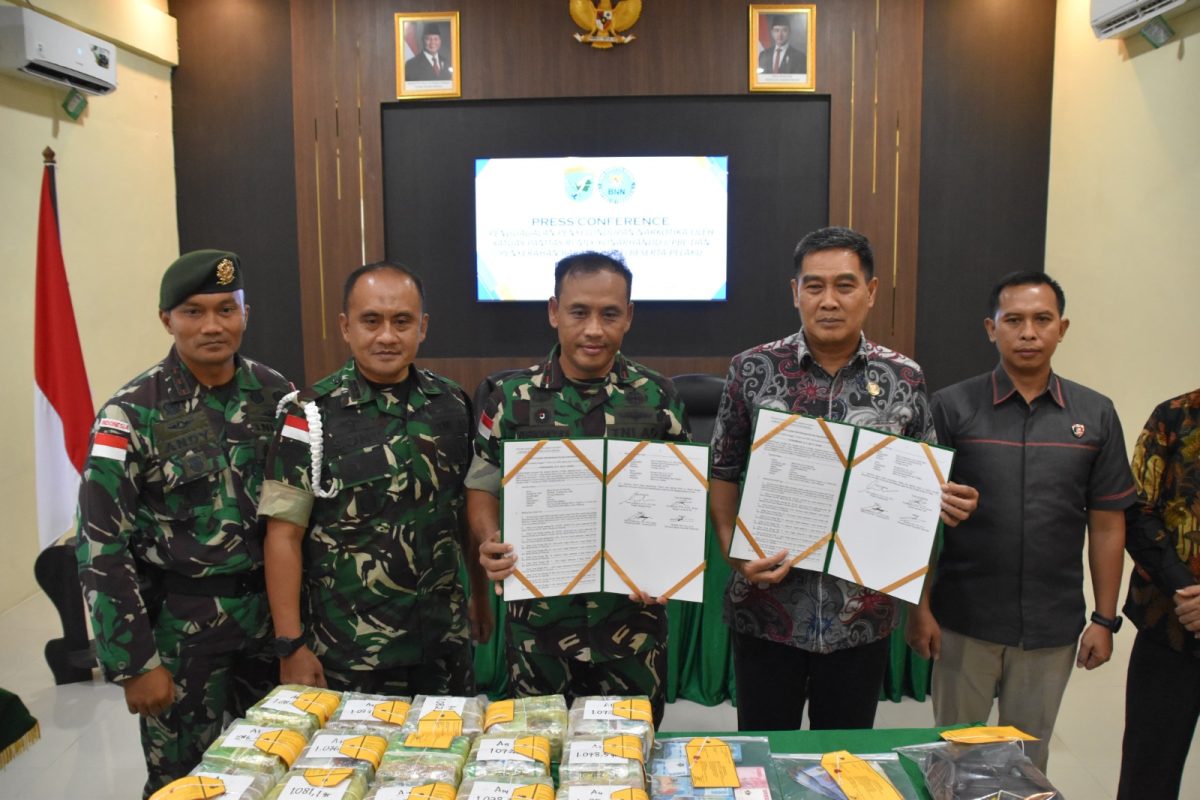 Satgas Pengamanan Perbatasan (Pamtas) RI–Malaysia Yonarhanud 1/PBC/1 Kostrad kembali mencatatkan keberhasilan dalam menjaga wilayah perbatasan negara. Sebanyak 21,4 kilogram narkotika jenis sabu berhasil diamankan dalam operasi pengawasan di kawasan Entikong, Kabupaten Sanggau, Kalimantan Barat.