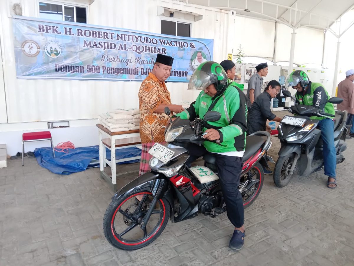 Pengemudi Ojol menerima bantuan dari Haji Robert Nitiyudo Wachjo di Masjid Al-Qohhar Pantai Mutiara Penjaringan (Foto.detikfaktual/Rudi)