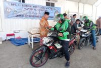 Pengemudi Ojol menerima bantuan dari Haji Robert Nitiyudo Wachjo di Masjid Al-Qohhar Pantai Mutiara Penjaringan (Foto.detikfaktual/Rudi)